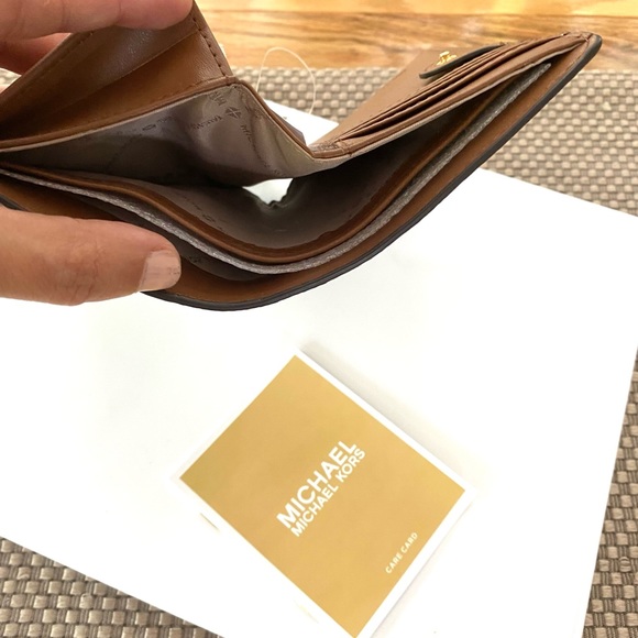 NWT authentic MK monogram billfold wallet vanilla - Picture 6 of 6